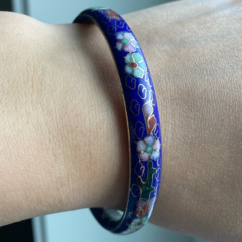 Intricate bangle bracelet with floral design - Picture 3 of 4